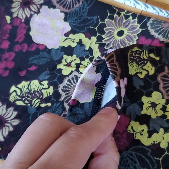 Lululemon • Wunder Under Flurolace Tight sz 6 - Picture 8 of 8